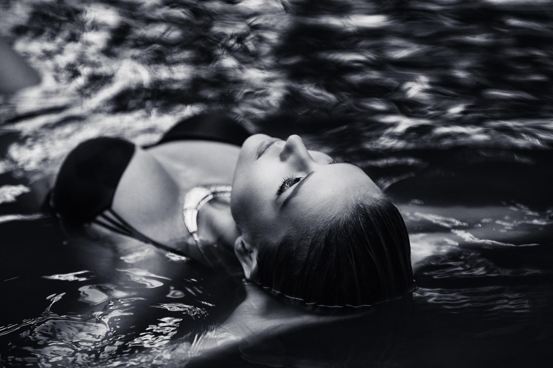 Outdoorshooting in Bikini am Mainufer © Lightshades - Photodesign by Alfred Stolz