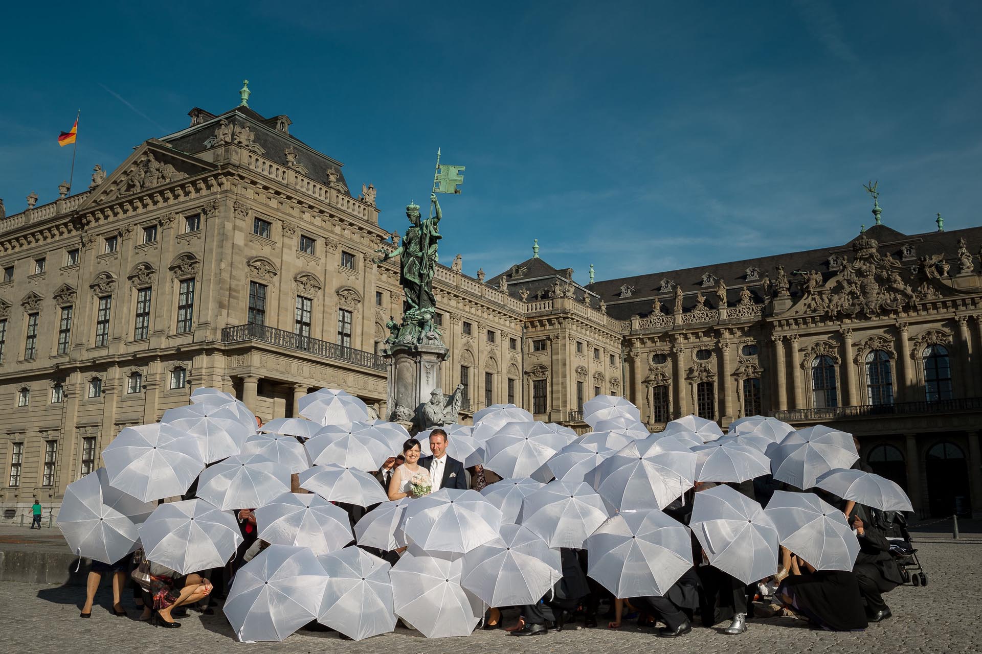 Gruppenfoto Hochzeit Würzburg and der Residenz © Lightshades - Photodesign by Alfred Stolz