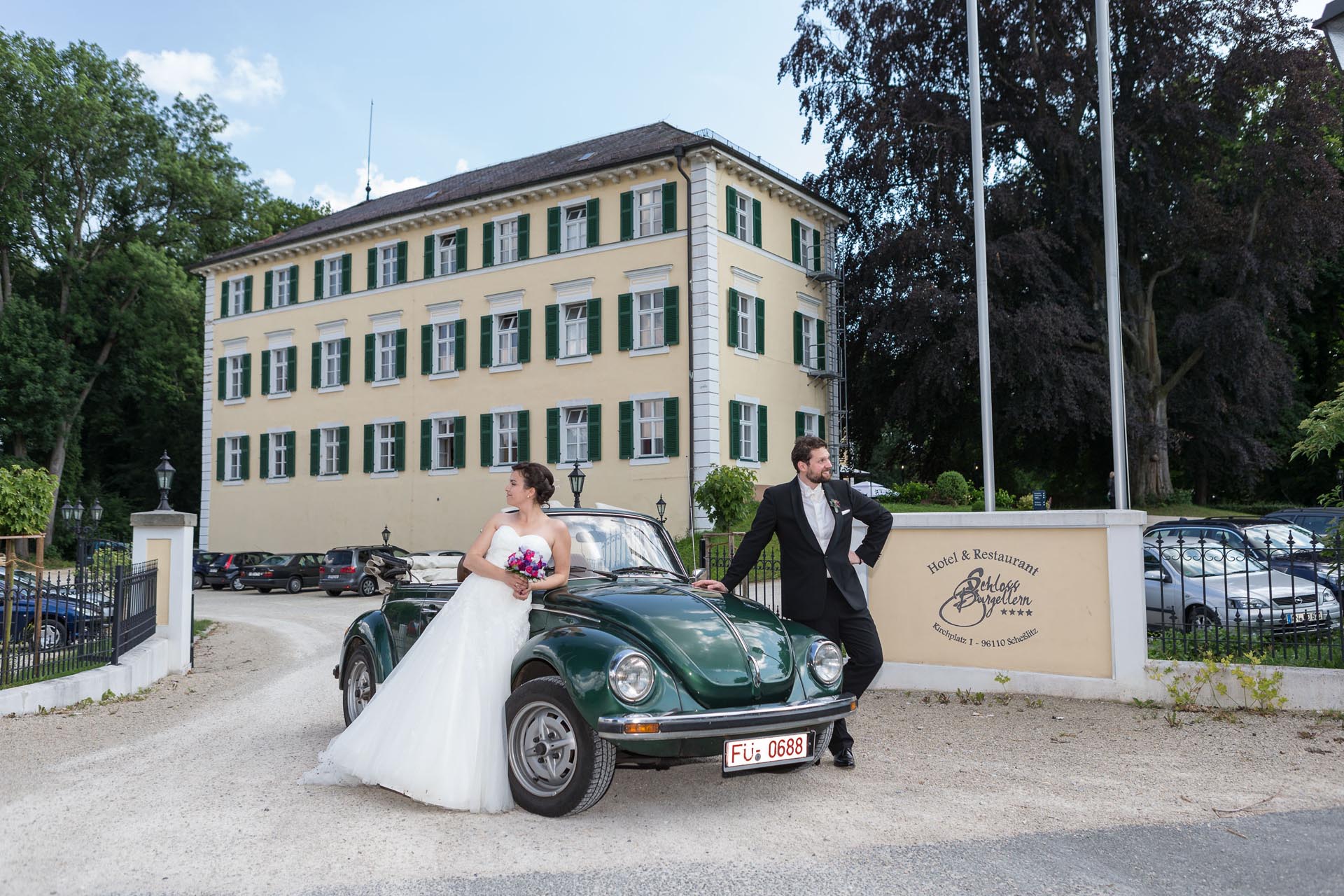 Brautpaarshooting mit Hochzeitsauto auf Schloss Burgellern © Lightshades - Photodesign by Alfred Stolz