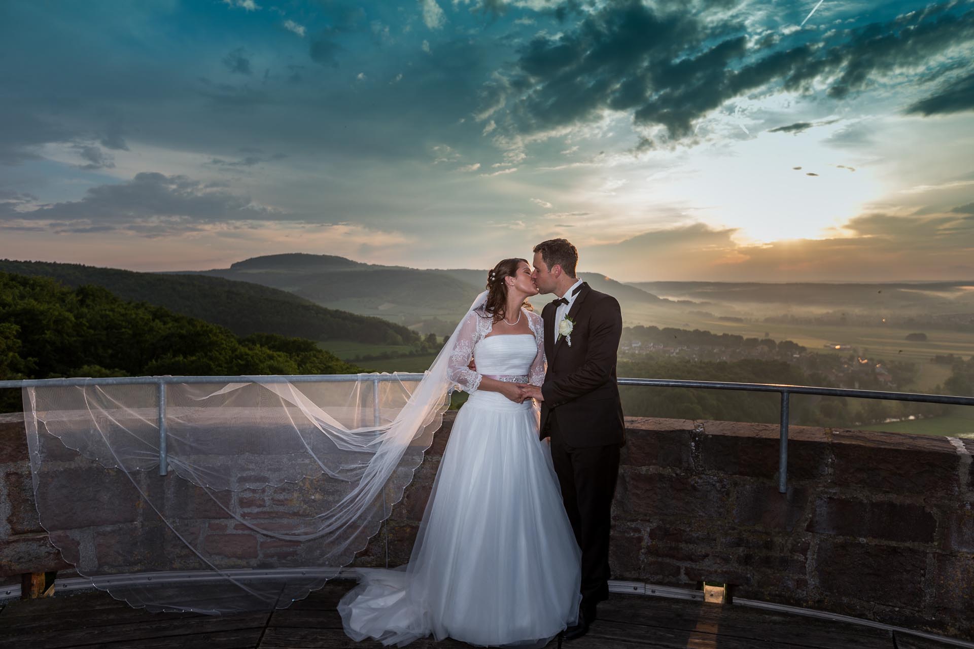 Brautpaarshooting auf dem Turm auf Schloss Saaleck © Lightshades - Photodesign by Alfred Stolz